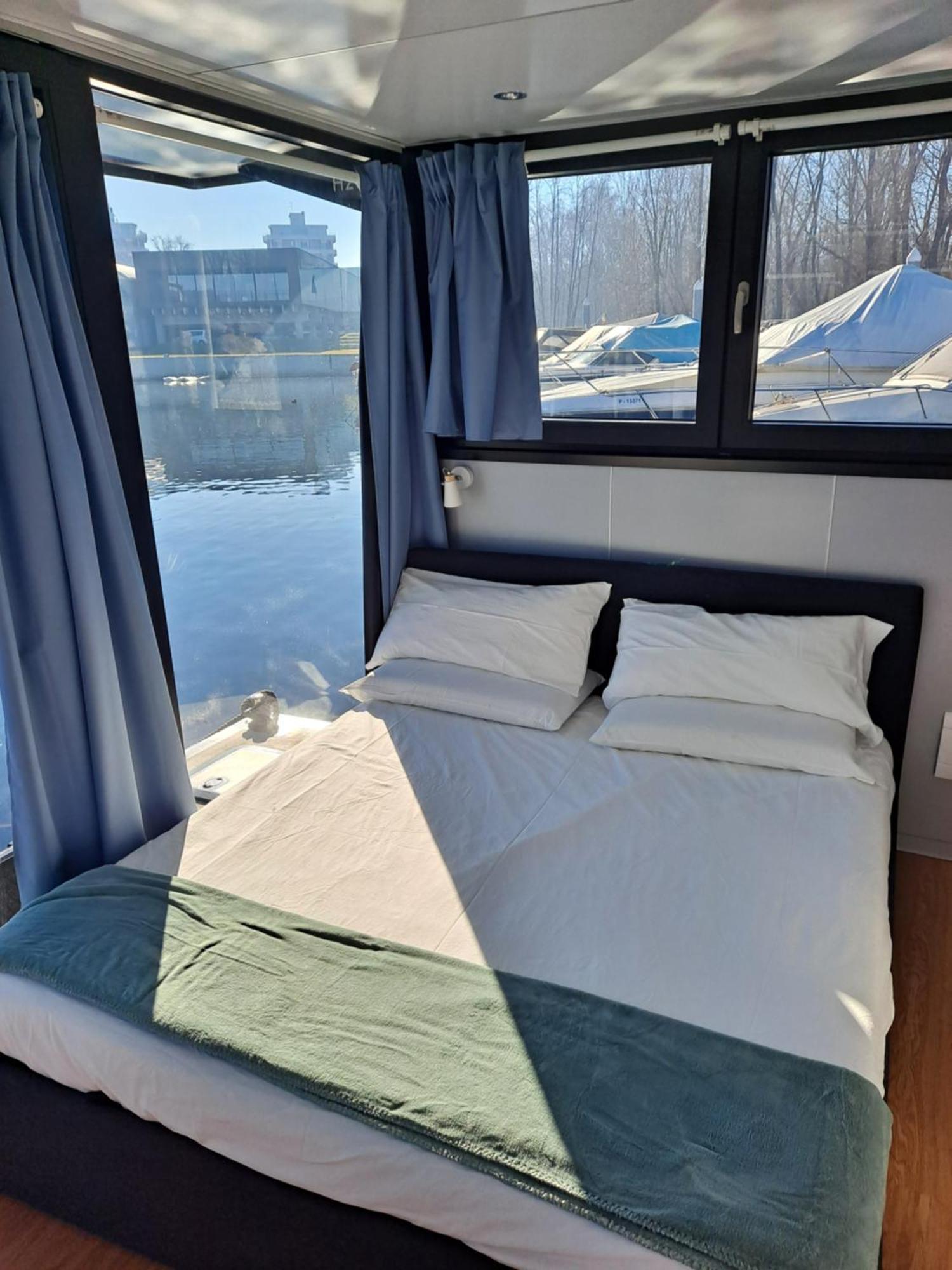 Floating Experience Black Pearl, Lago Maggiore 도멜레토 외부 사진