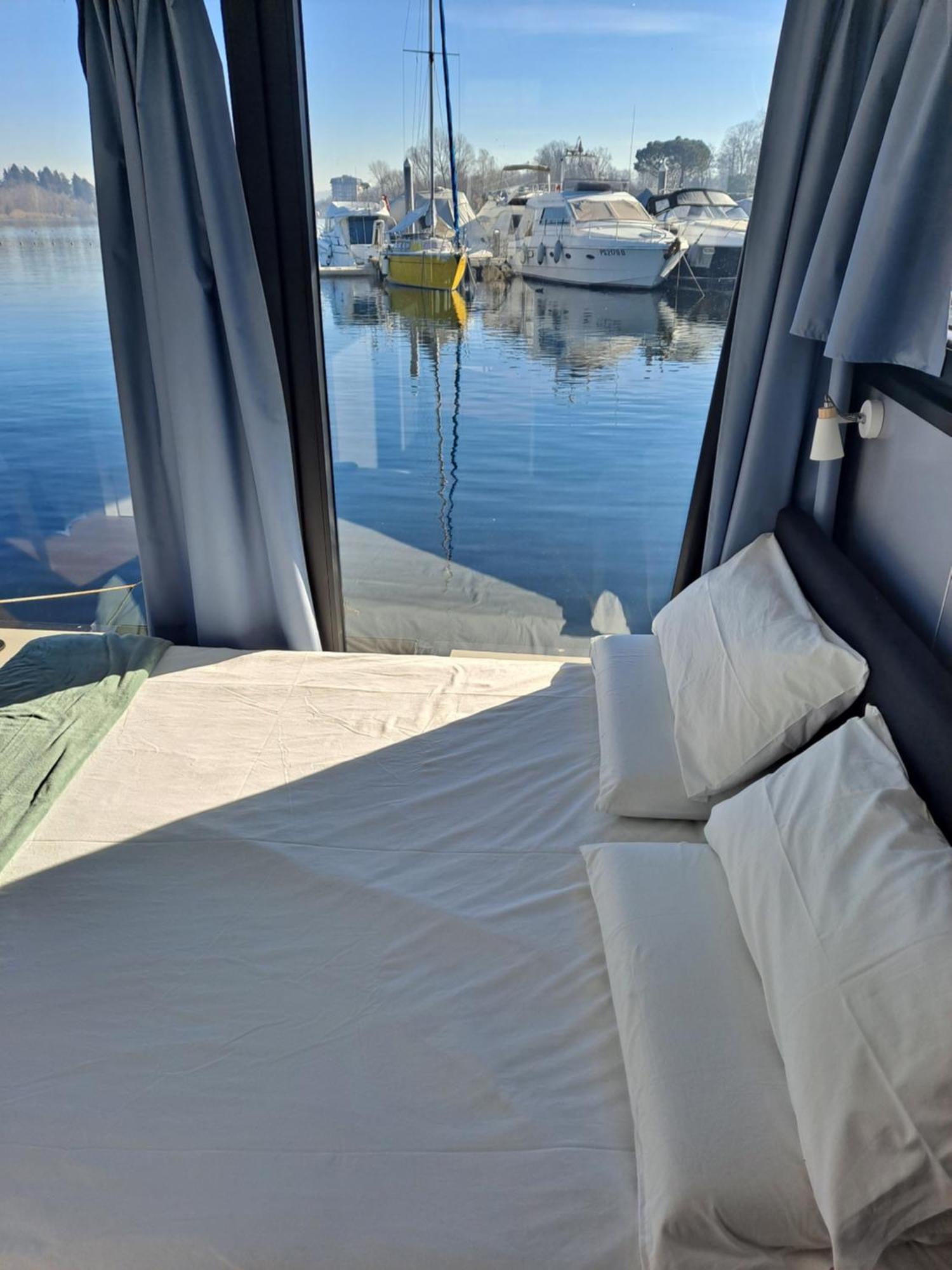 Floating Experience Black Pearl, Lago Maggiore 도멜레토 외부 사진