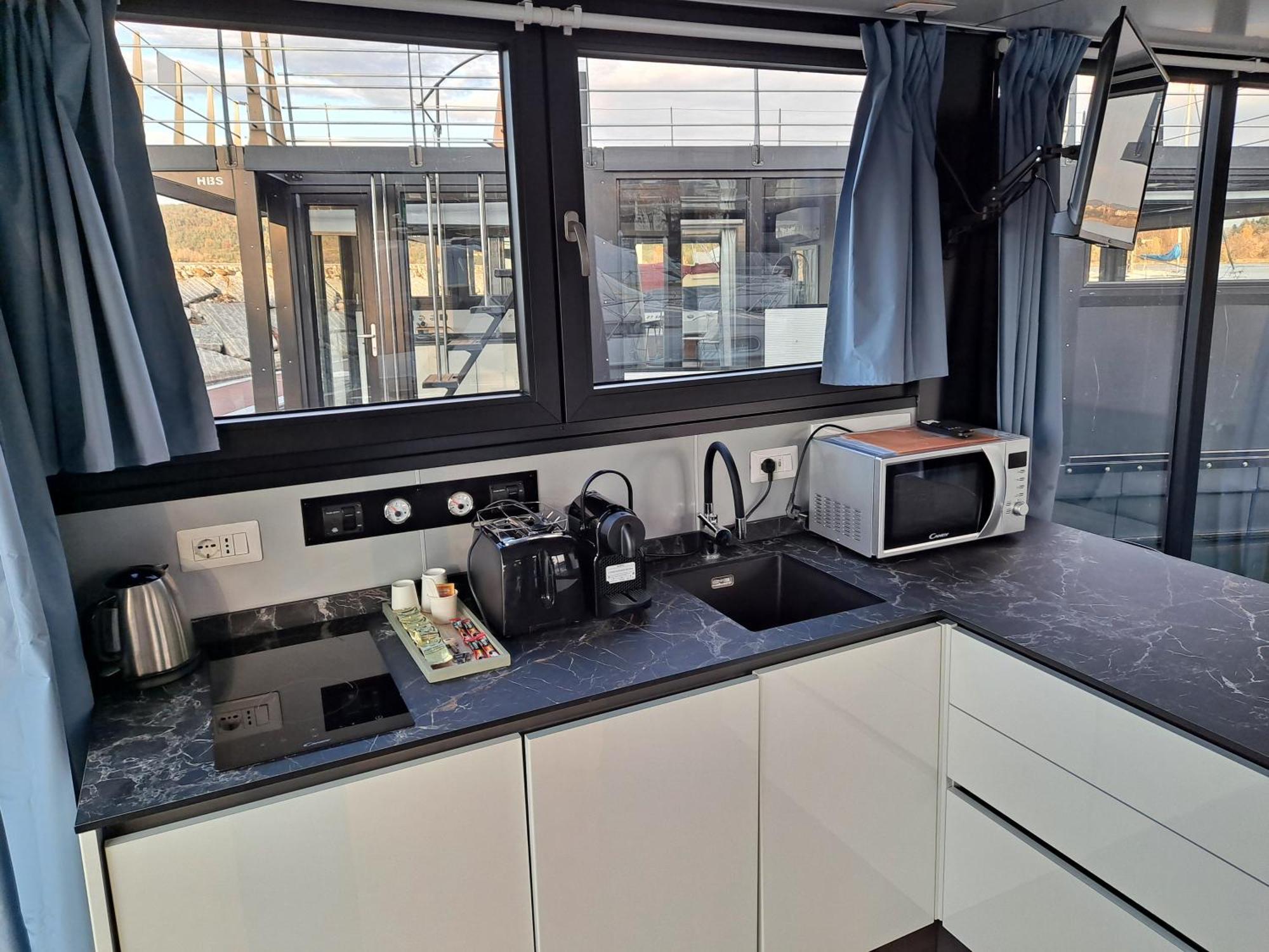 Floating Experience Black Pearl, Lago Maggiore 도멜레토 외부 사진