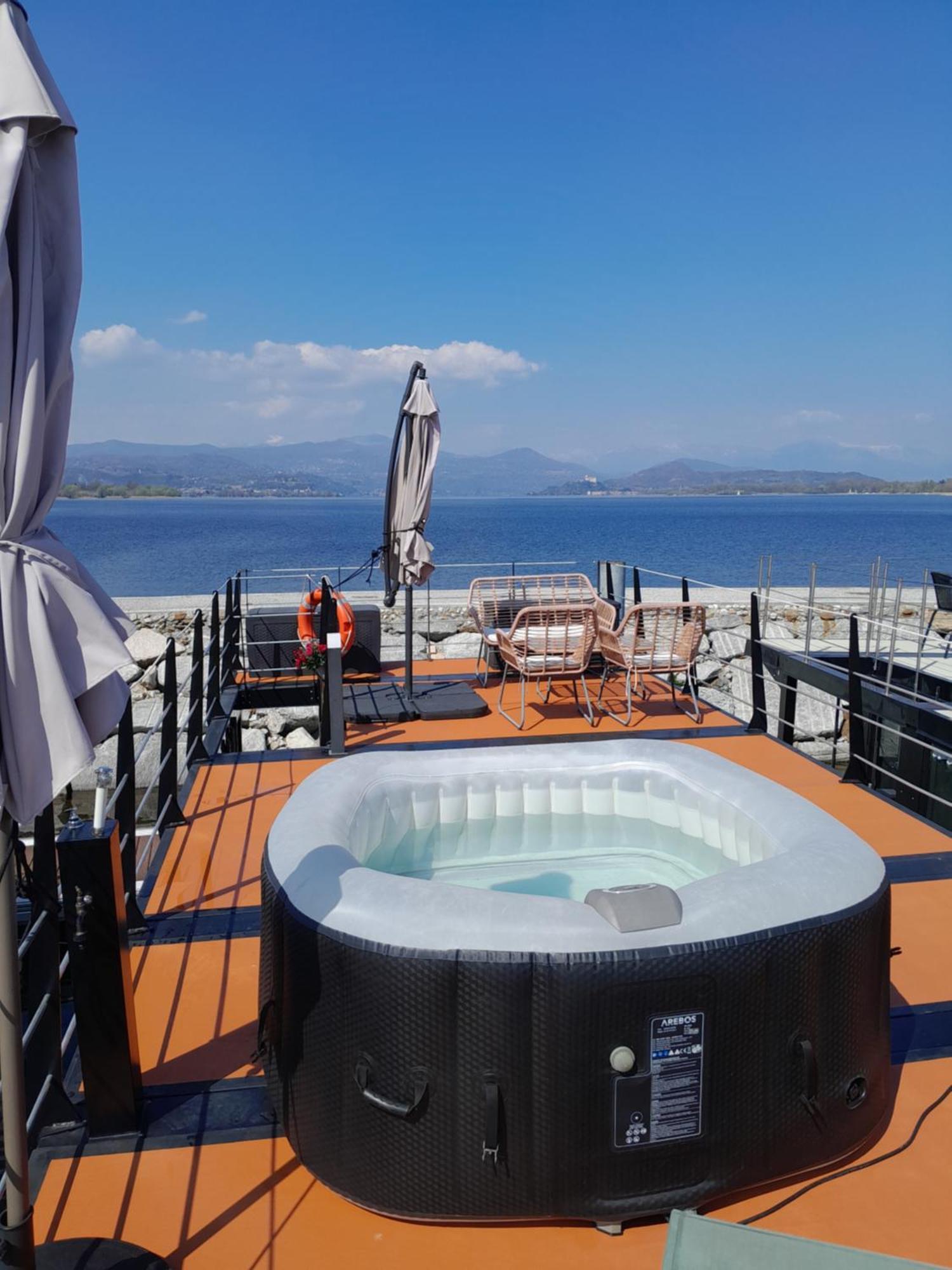 Floating Experience Black Pearl, Lago Maggiore 도멜레토 외부 사진