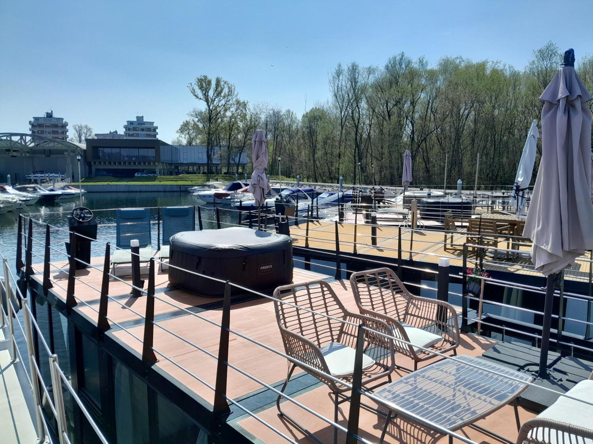 Floating Experience Black Pearl, Lago Maggiore 도멜레토 외부 사진