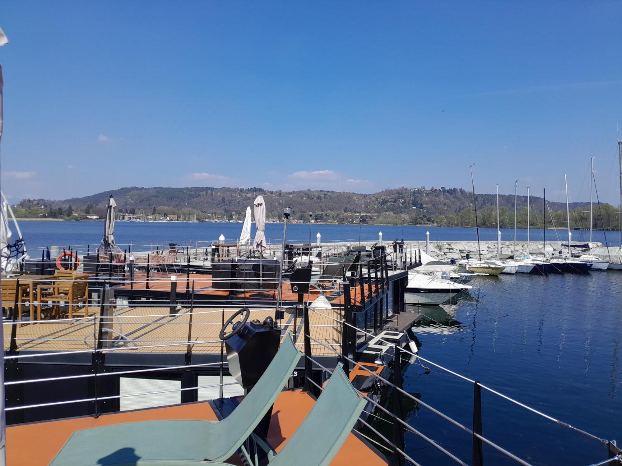 Floating Experience Black Pearl, Lago Maggiore 도멜레토 외부 사진