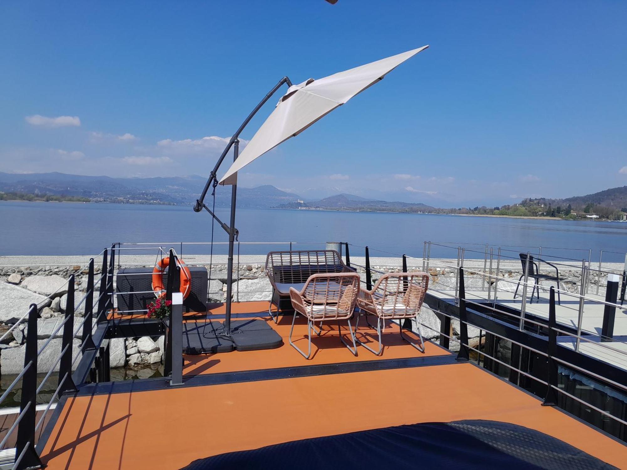 Floating Experience Black Pearl, Lago Maggiore 도멜레토 외부 사진