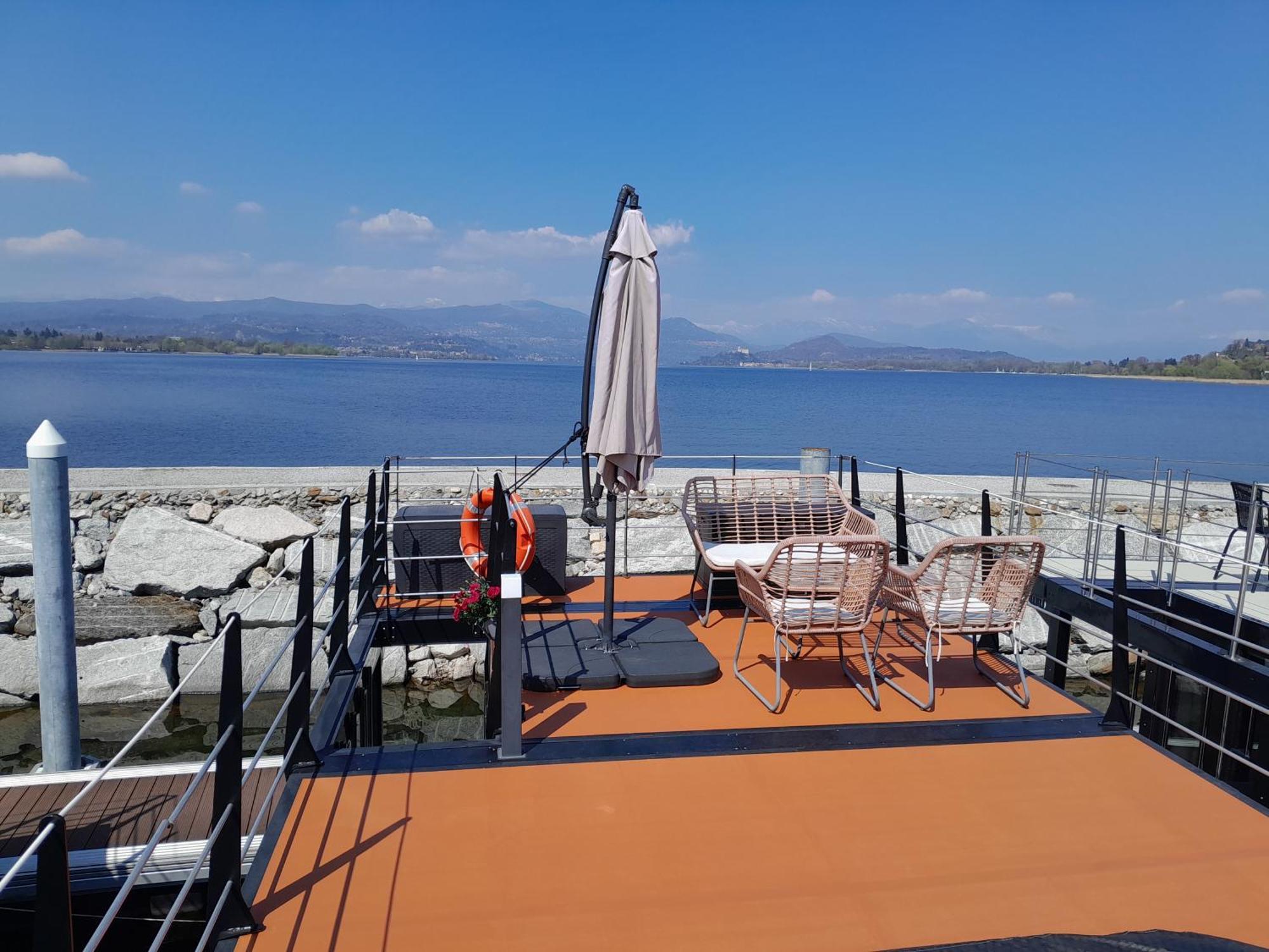 Floating Experience Black Pearl, Lago Maggiore 도멜레토 외부 사진