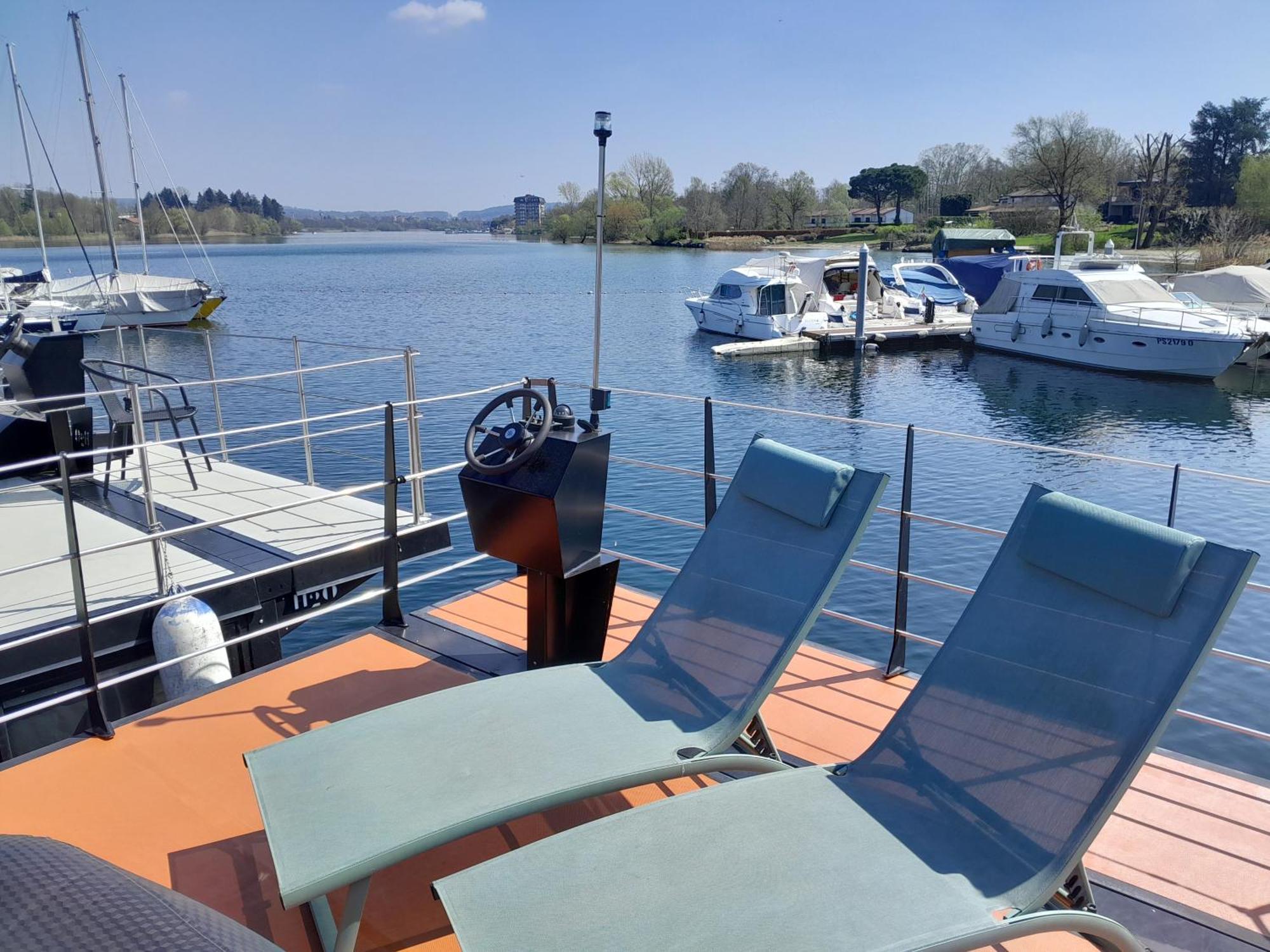 Floating Experience Black Pearl, Lago Maggiore 도멜레토 외부 사진