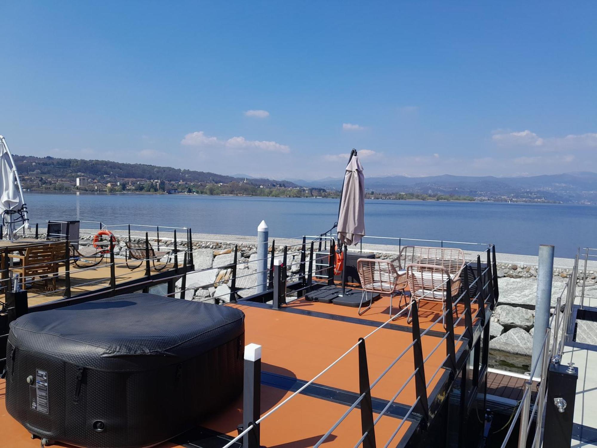 Floating Experience Black Pearl, Lago Maggiore 도멜레토 외부 사진