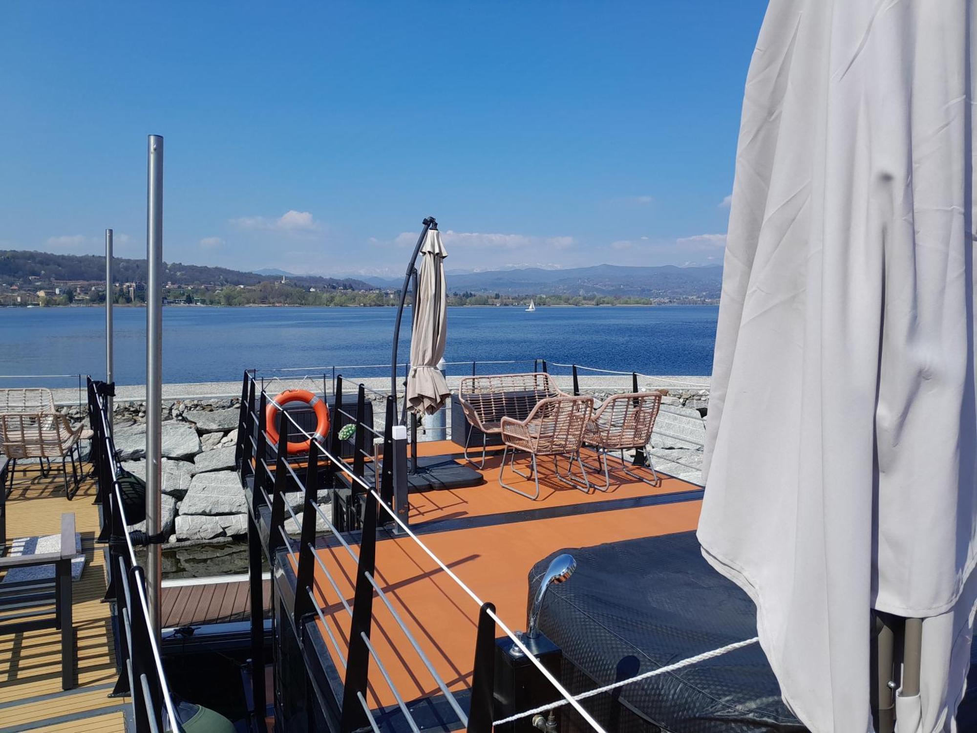 Floating Experience Black Pearl, Lago Maggiore 도멜레토 외부 사진