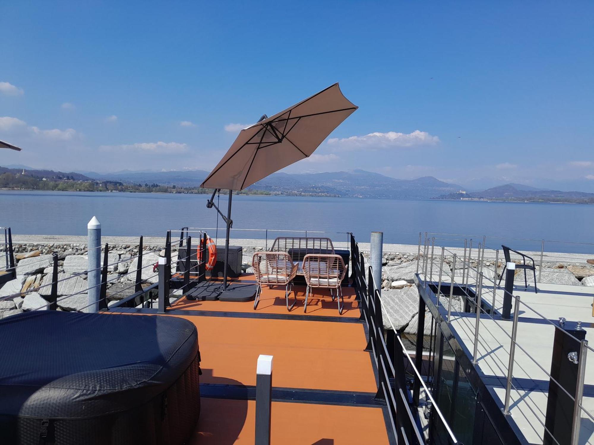 Floating Experience Black Pearl, Lago Maggiore 도멜레토 외부 사진