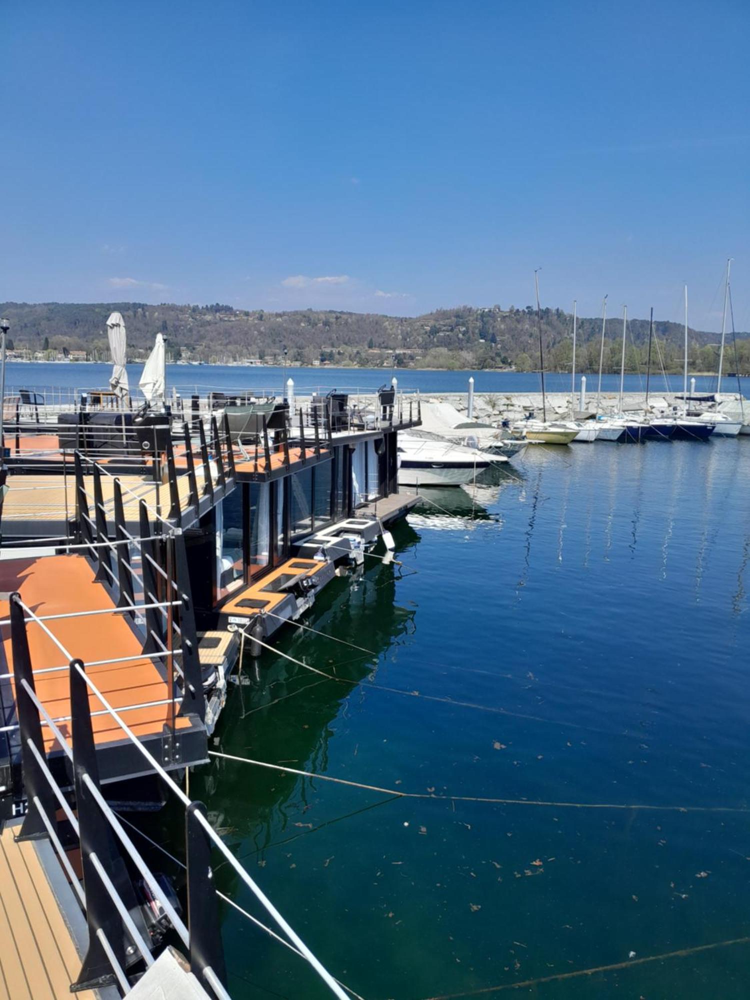 Floating Experience Black Pearl, Lago Maggiore 도멜레토 외부 사진