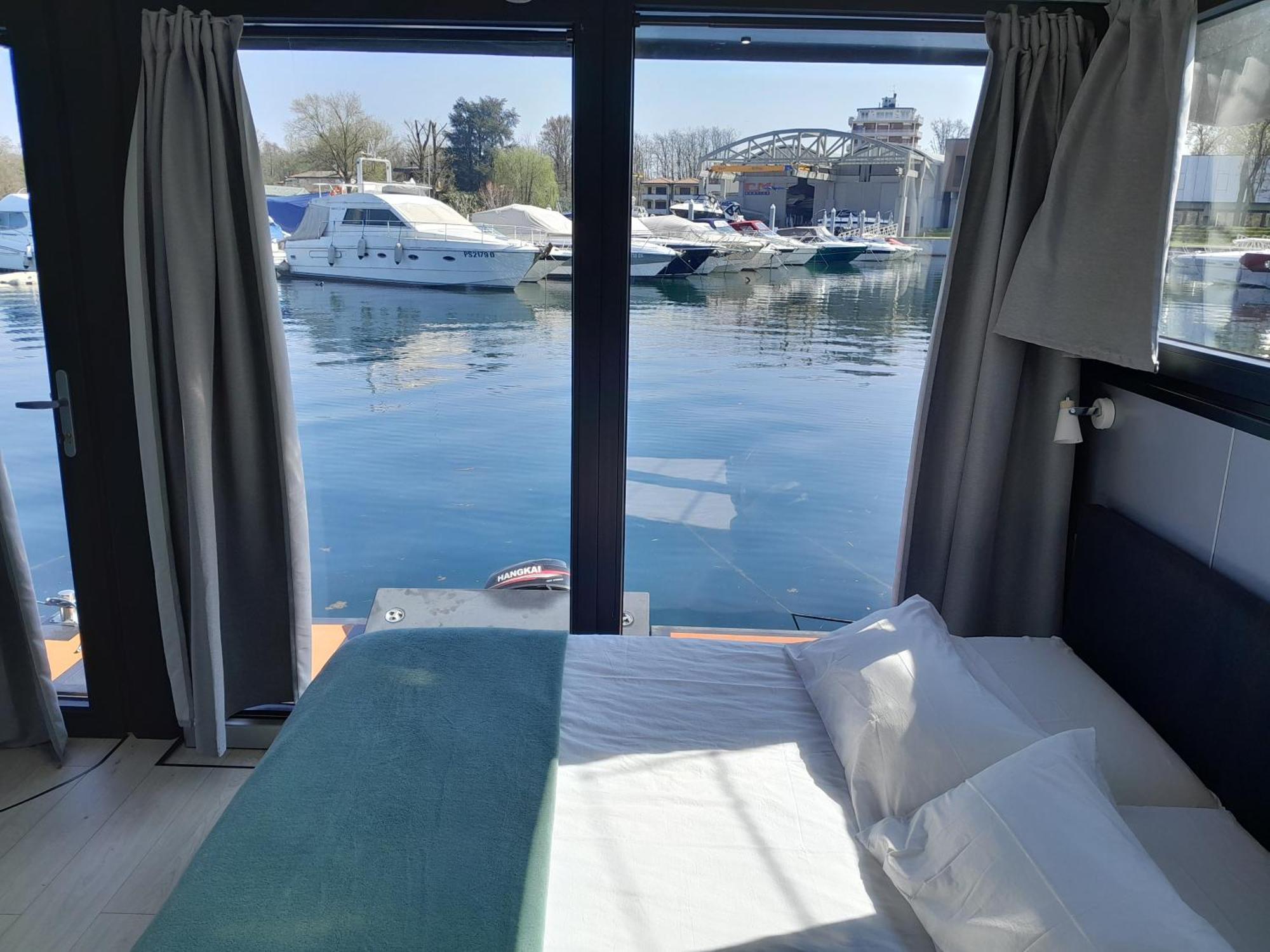 Floating Experience Black Pearl, Lago Maggiore 도멜레토 외부 사진