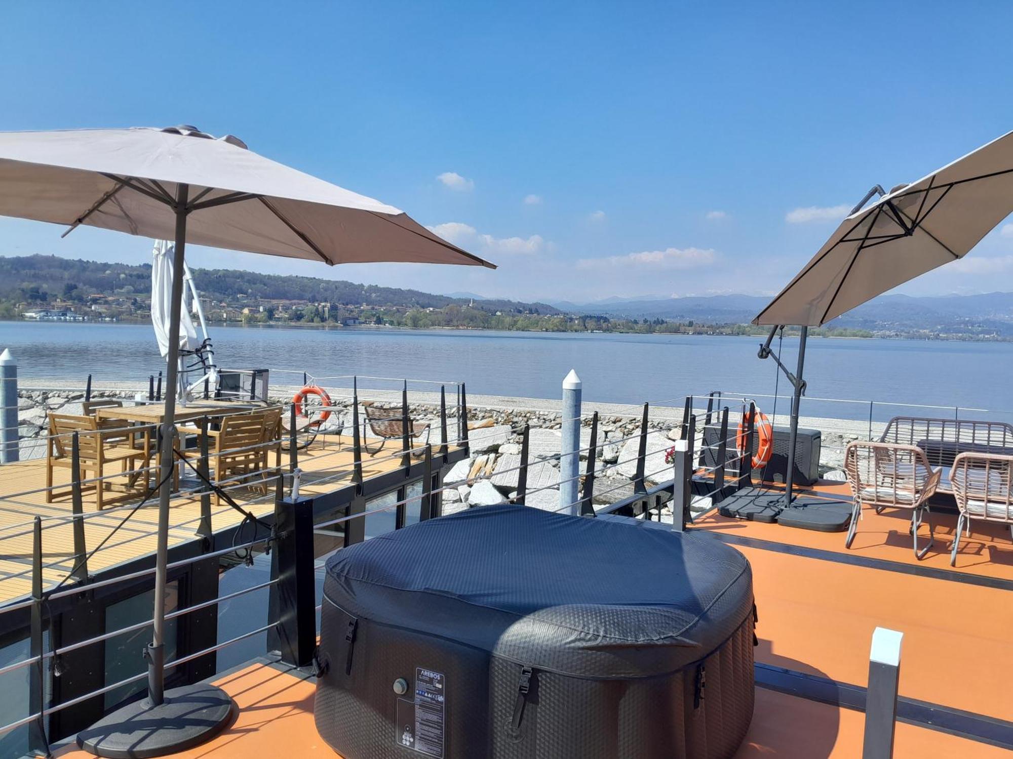 Floating Experience Black Pearl, Lago Maggiore 도멜레토 외부 사진