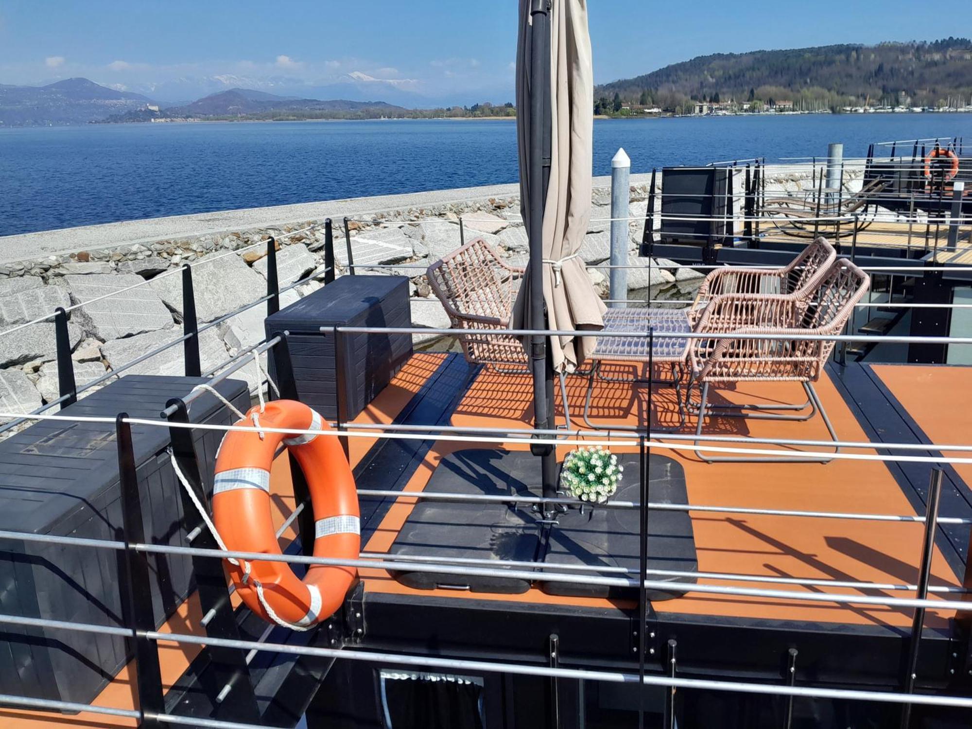 Floating Experience Black Pearl, Lago Maggiore 도멜레토 외부 사진