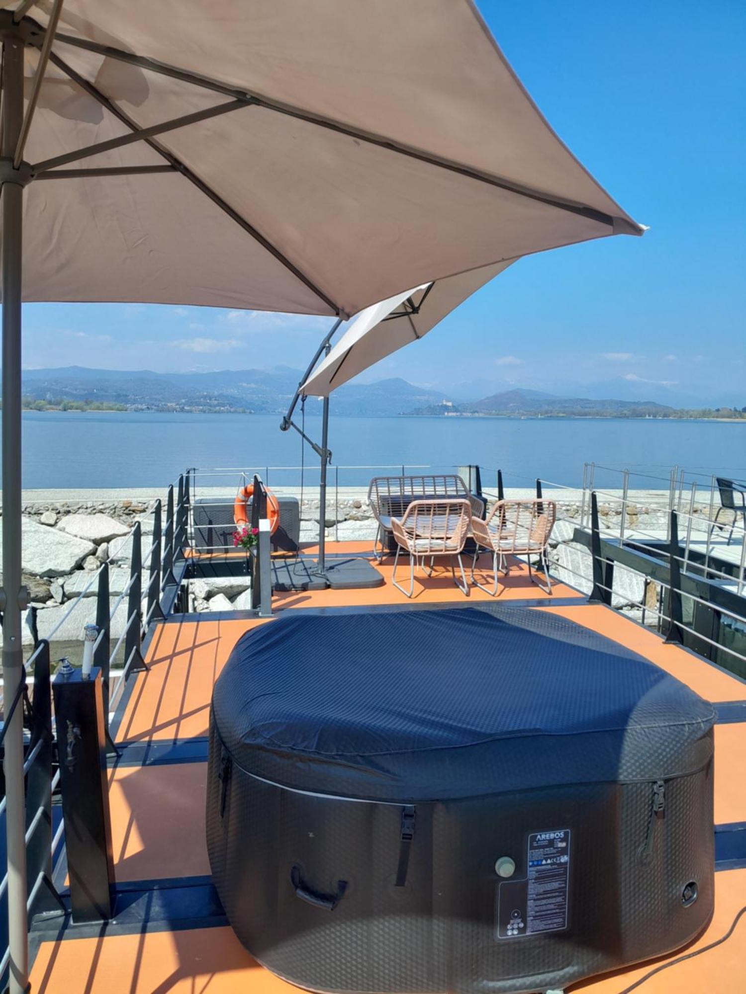 Floating Experience Black Pearl, Lago Maggiore 도멜레토 외부 사진