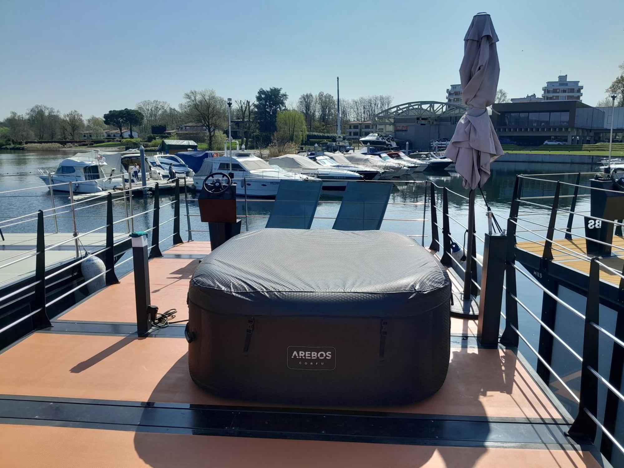 Floating Experience Black Pearl, Lago Maggiore 도멜레토 외부 사진