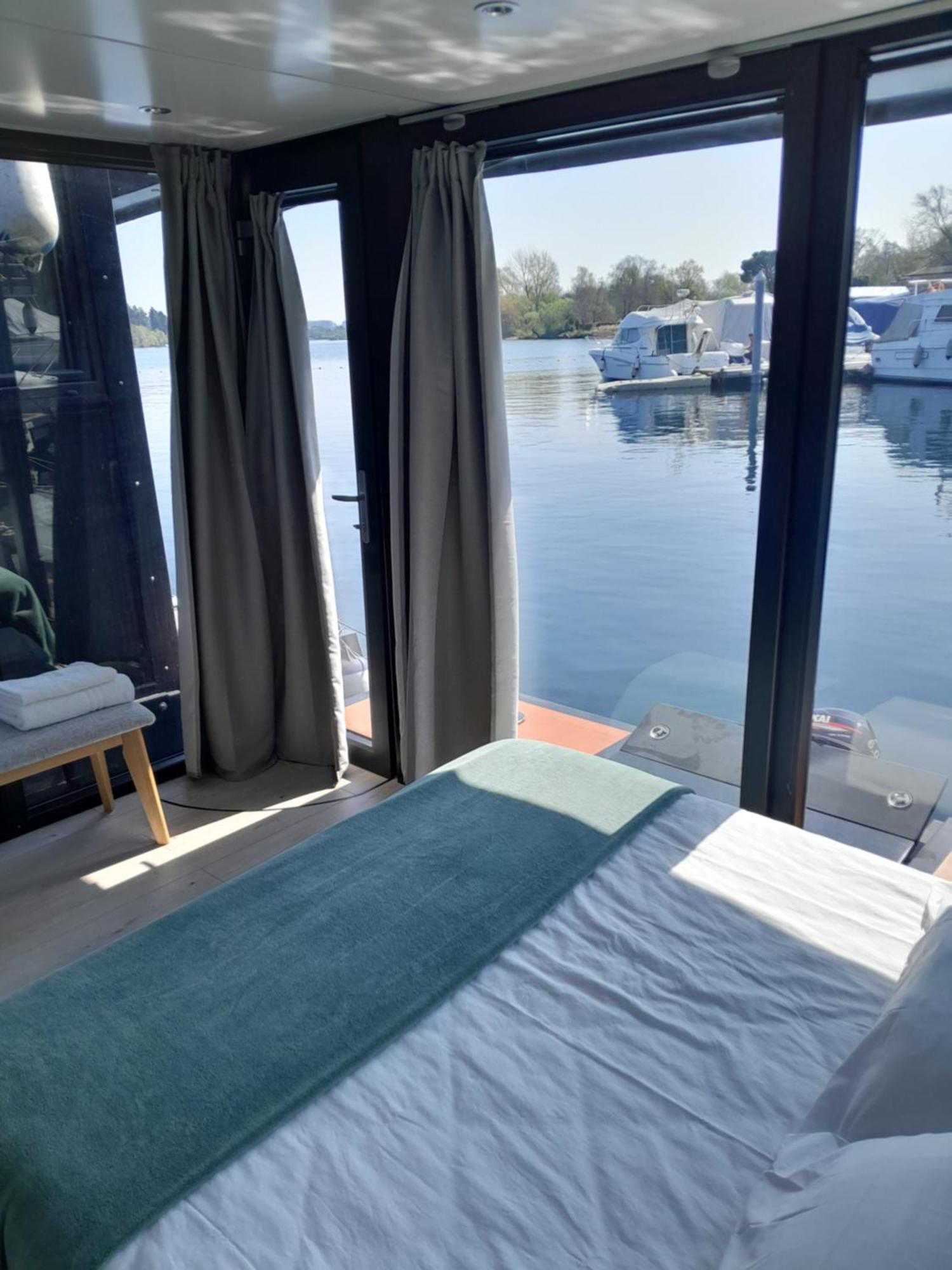Floating Experience Black Pearl, Lago Maggiore 도멜레토 외부 사진