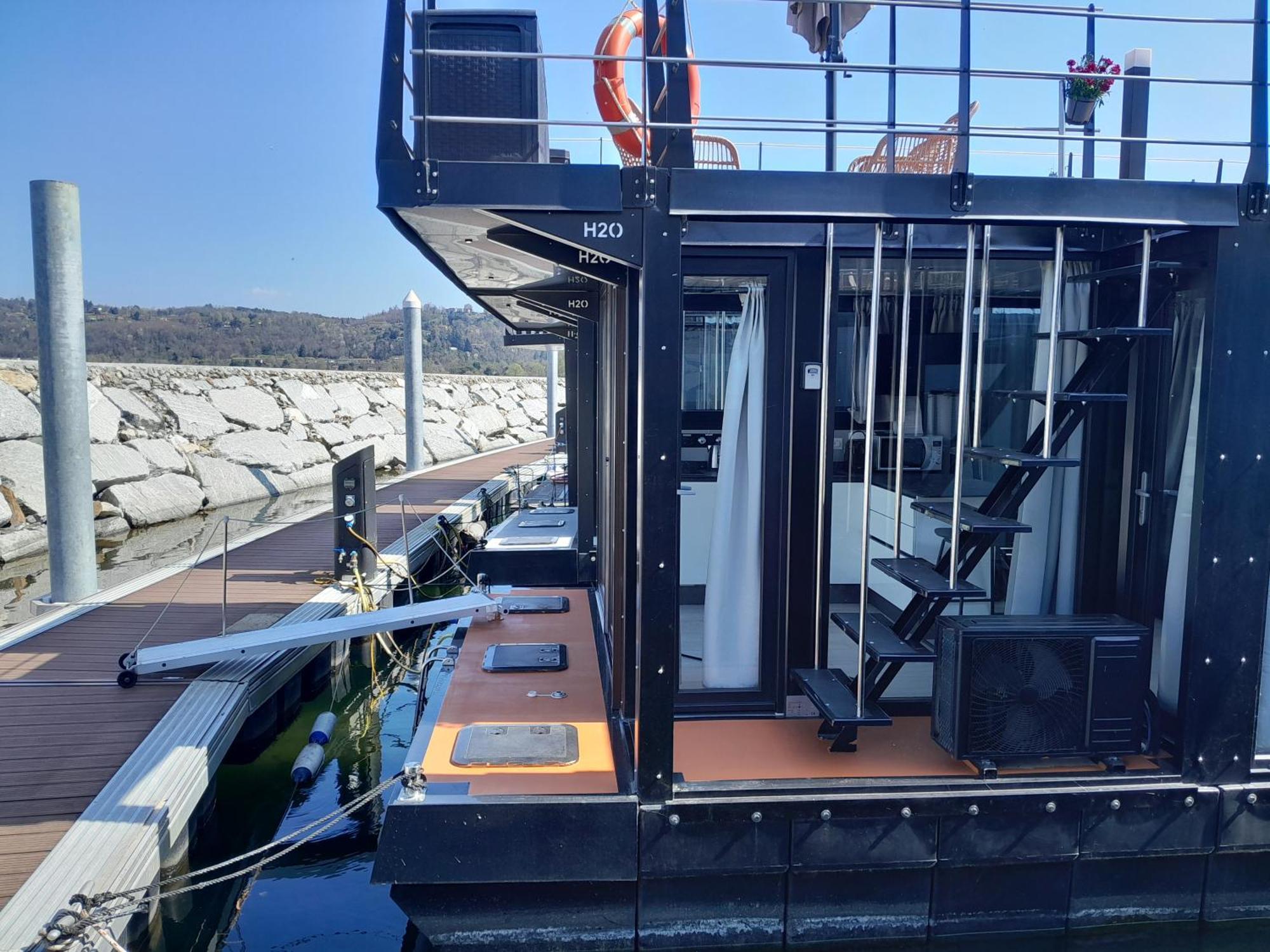 Floating Experience Black Pearl, Lago Maggiore 도멜레토 외부 사진