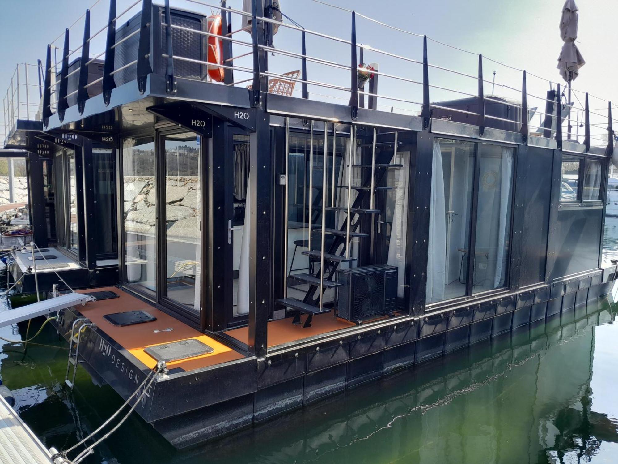 Floating Experience Black Pearl, Lago Maggiore 도멜레토 외부 사진